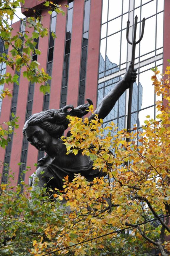 A famosa Portlandia, deusa do comércio com ares de Netuno, no centro de Portland, no Oregon, oeste dos Estados Unidos